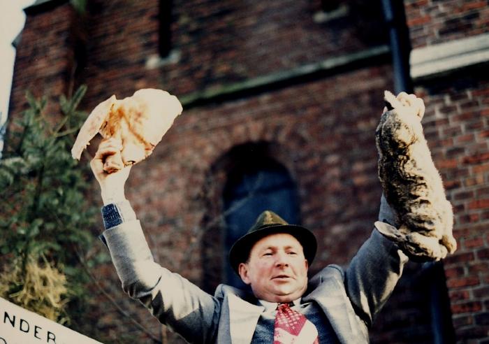 Jan Van Gestel als roeper tijdens de verkoop van varkenskoppen 