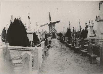 Kwakkelstraat / kerkhof met zicht op Oranjemolen
