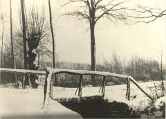 Winterlandschap / houten brug over beek