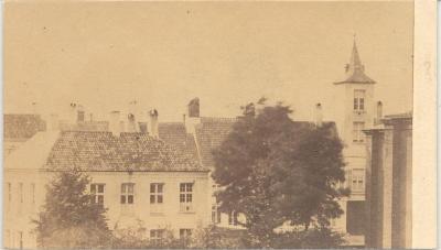 Turnhout. Steentje en huis 'De Toren' op de Markt.