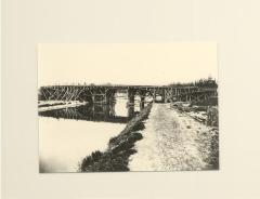 Bouw van de brug over kanaal