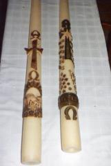 Kaarsen Alfa en Omega, één met kruis en schapen aan voet, één met ster in kruis en spreuk