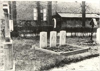 Turnhout-Zevendonk. Graven v.d. afgeschoten piloten op het kerkhof van Zevendonk.