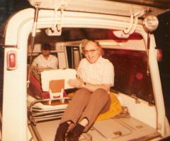 Frits Spies met Bonifatiustoren en ambulancemedewerker in ambulance achterklep