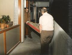 Frits Spies en heer dragen kaars wasfiguur Bonifatiustoren naar ambulance 02