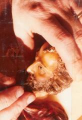 Frits Spies werkt aan kaars Sint Jan Johannes de Doper liggend detail hoofd Johannes