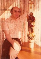 Frits Spies toont thuis kaars Sint Jan Johannes de Doper driekwart zichtbaar op tafel staand