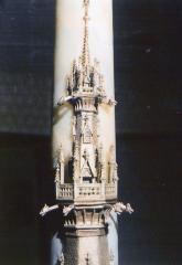 Kaars wasfiguur Bonifatiustoren torenspits tot weerhaan staand