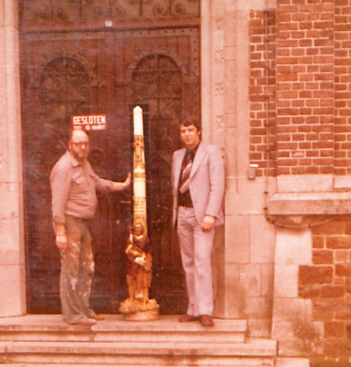 Twee heren van "Gouden Handen" met kaars Sint Jan Johannes de Doper