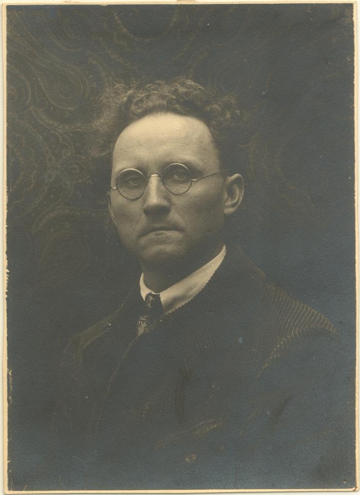 Portret War Van Asten : beeldhouwer - architect