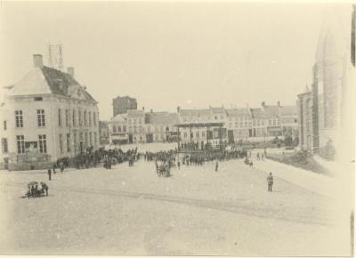 Soldaten? aan kiosk Grote Markt, WO I