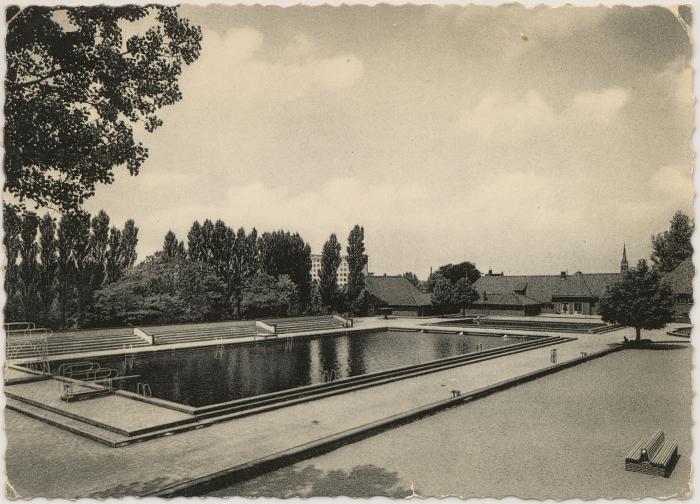 Turnhout Stedelijk Zwemdok. Bassin de Natation de la Ville.