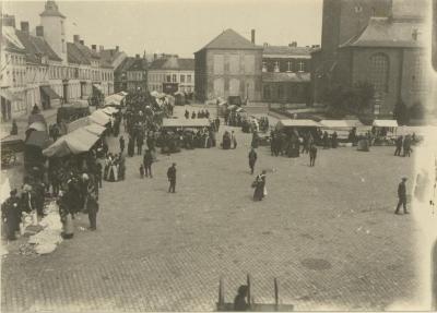 Marktscène aan westkant Grote Markt (na 1904)