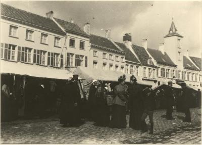 Marktscène aan westkant Grote Markt (vóór 1904)