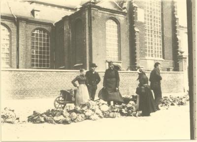 Markt : groentenmarkt voor de kerkmuur (vóór 1904)