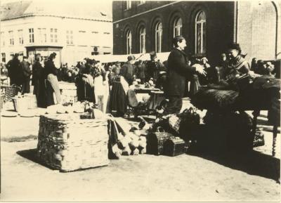 Marktscène aan westgevel zondagse school (vóór 1904)