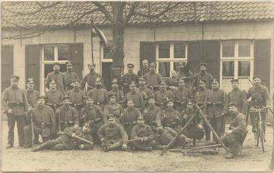 Duitse soldaten voor Franse school in Meersel (Hoogstraten)