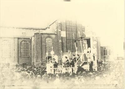 Praalwagen feeststoet [1889] aan St. Pieterskerk