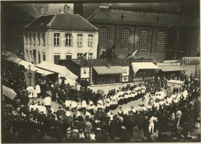 Processie tijdens kermisweek Grote Markt