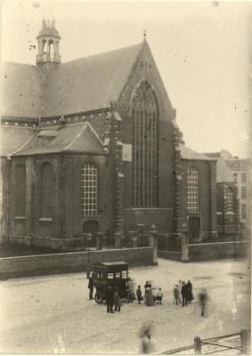 Taxibus vóór 1904 aan zuidkant van St. Pieterskerk