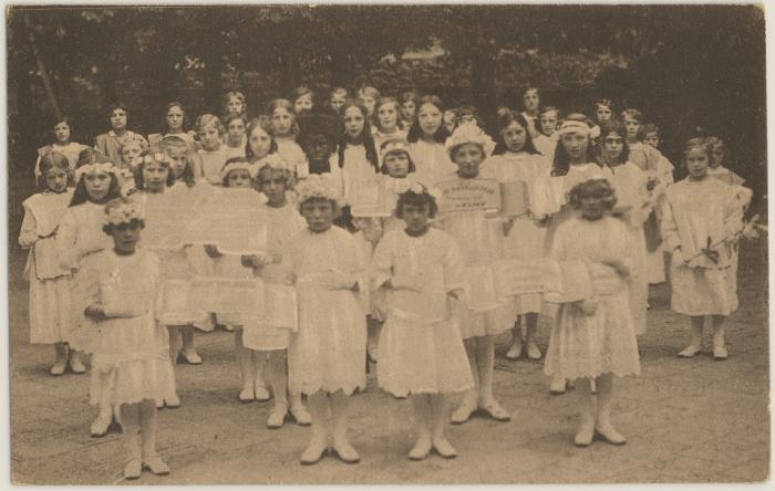 Missie-groep der schoolmeisjes in de processie van Turnhout