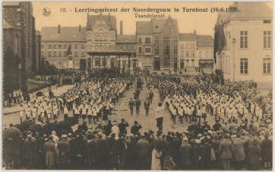 Leerlingenfeest der Noordergouw te Turnhout (16-6-1929). Vaandelgroet.