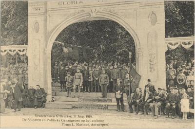 Vredefeesten te Beersse, 31 Aug. 1919. De Soldaten en Politieke Gevangenen op het verhoog