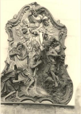 St. Waldetrudiskerk / sculptuur : relief "Doop van Jezus"
