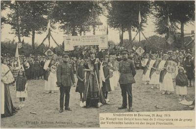 Vredefeesten te Beersse, 31 Aug. 1919. De Maagd van België tusschen de 2 vliegeniers en de groep de Verbonden landen en der negen Provinciën.