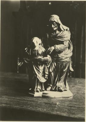 St. Pieterskerk / sculptuur St. Anna leert Maria lezen