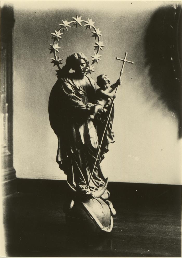 St. Pieterskerk / sculptuur O.L. Vrouw met kind (slang)