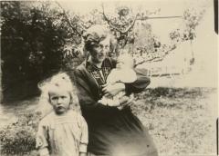 Familieportret M. Caron-Boone met Marie Therèse en Josée