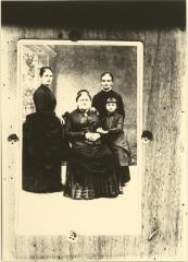 Familieportret "La Belle Hollandaise" met drie dochters
