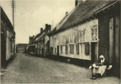 Kantwerkster in Papenstraatje (Baron du Fourstraat)