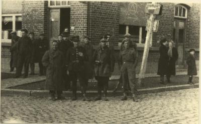 Volk met rijkswacht en soldaat rond 1945