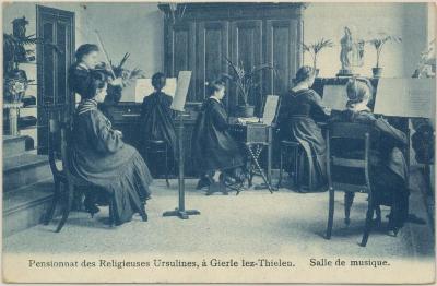 Pensionnat des Religieuses Ursulines, à Gierle lez-Thielen. Salle de musique.