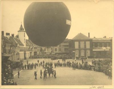 Oplaten van ballon op de Grote Markt (± 1935)