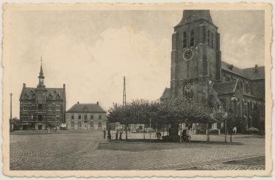 Retie Het gemeentehuis (architect Langerock - 1898). de toren van St-Martinuskerk en de eeuwenoude Dorpslinde.