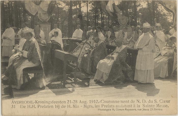 Averbode. - Kroningsfeesten 21-28 Aug. 1910. - Couronnement de N.D. du S. Cœur. De H.H. Prelaten bij de H. Mis - Mgrs. Les Prelats assistant à la Sainte Messe.