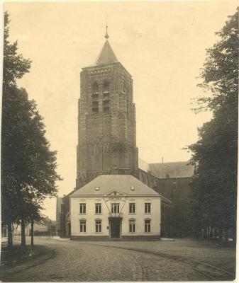 Gemeentehuis en toren St. Pieterkerk