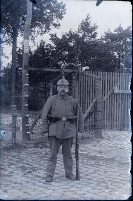 Duitse wachtpost aan de draadversperring Holl.-Belg. grens 1914-1918