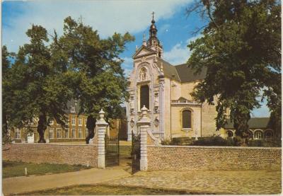 Abdij van Averbode gevel van de abdijkerk (1672) koetsenhuis, nu boekhandel (1734) tuinpoort (1735) en 18e eeuwse lindebomen