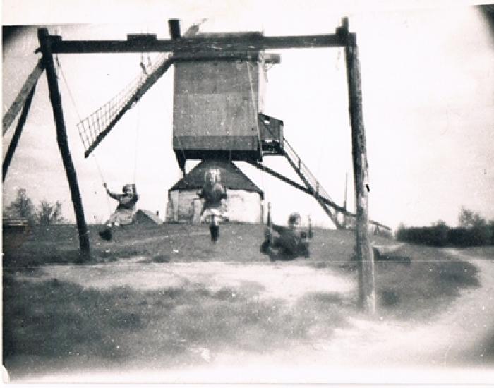 Schommelen bij de molen