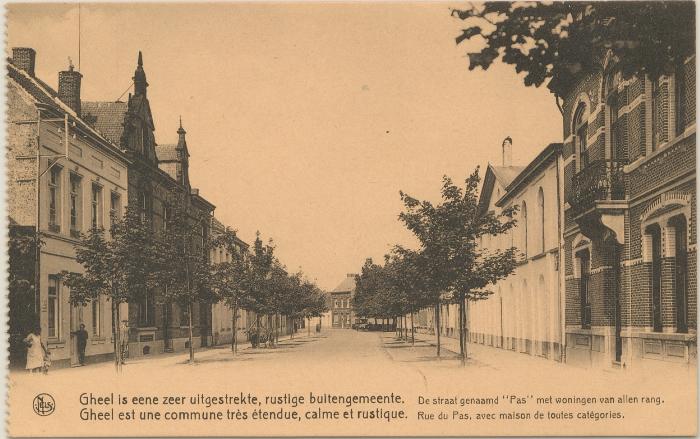 Gheel is eene zeer uitgestrekte, rustige buitengemeente. De straat genaamd "Pas" met woningen van allen rang. Gheel est une commune très ètendue, calme et rustique. Rue du Pas, avec maison de toutes catégories.