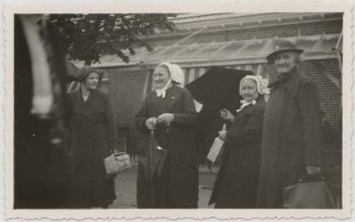 Vrouwen uit Galderen bij Meersel vóór de processie