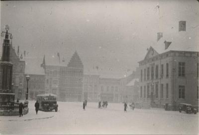 Grote Markt / besneeuwd zicht op Oud Stadhuis, postkantoor etc….