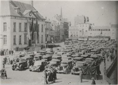 Autowijding op de markt (zicht op oud stadhuis)