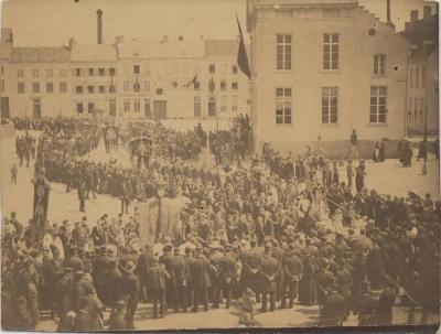 Processie op Grote Markt (1890) / Zicht op oud stadhuis