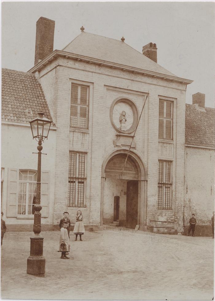 Ingangspoort Begijnhof met bruggetje
