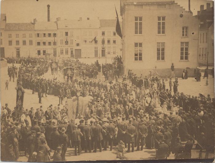 Processie op Grote Markt (1890) / Zicht op oud stadhuis